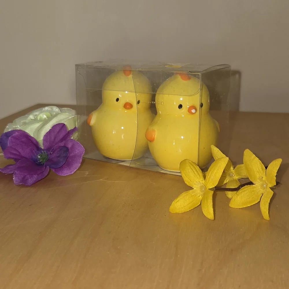 NWT Yellow Ceramic Baby Chicks Salt & Pepper Shaker Set